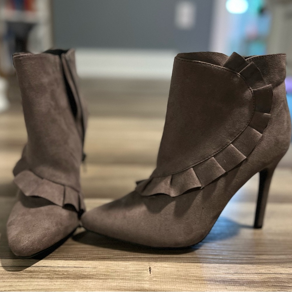 Womens Gray Ruffled Comfort Cress Pointed Toe Stiletto Zip-Up Dress Booties 7.5M
